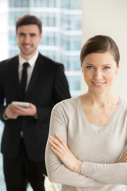 Bella donna di affari sorridente che guarda l&#39;obbiettivo