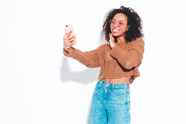 Bella donna di colore con acconciatura afro ricci