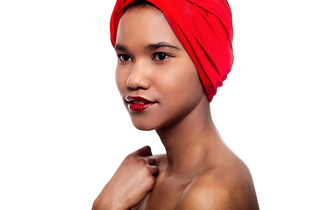 Bella donna di colore con un panno rosso sulla testa