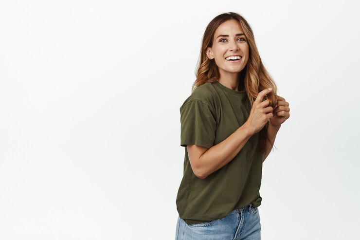 Foto gratuito bella donna di mezza età con lunghi capelli sani, denti bianchi sorridenti, ridendo e guardando felice davanti