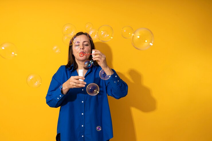 Foto gratuito bella donna di mezza età divertendosi