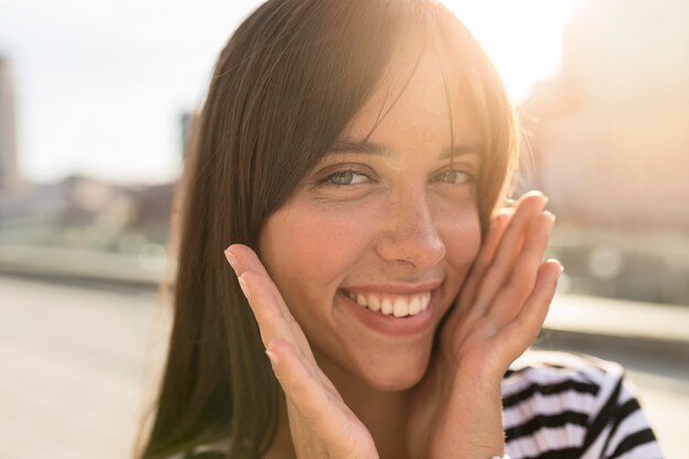 Bella donna di smiley che propone in un modo carino primo piano