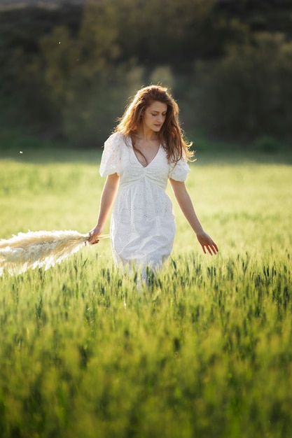 Bella donna di vista frontale che cammina all'aperto