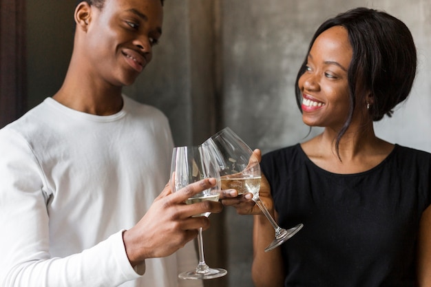 Bella donna e giovane donna che tostano vino