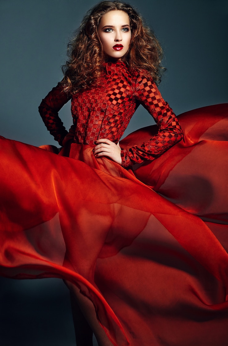 Foto gratuito bella donna elegante in abito rosso brillante