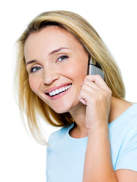 Bella donna felice che chiama dal telefono isolato su bianco