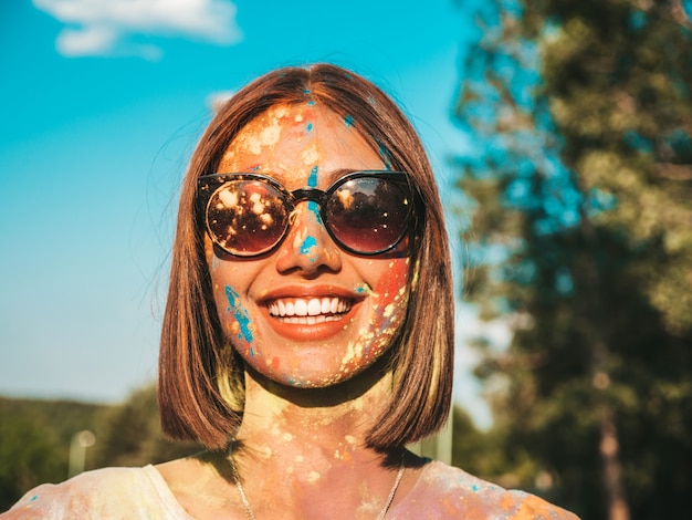 Bella donna felice dopo la festa al festival di colori di Holi