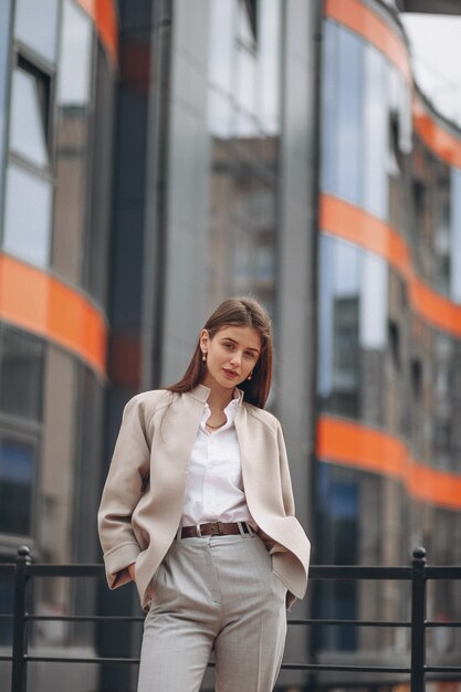 Bella donna fuori dalla strada