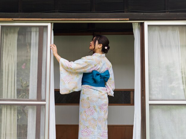 Bella donna giapponese che indossa un kimono tradizionale