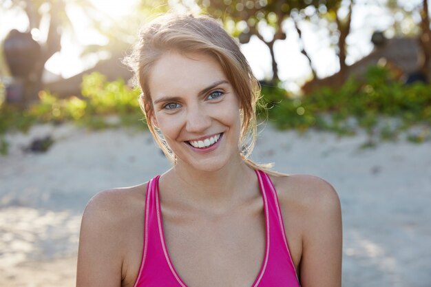 Bella donna in abiti sportivi sulla spiaggia