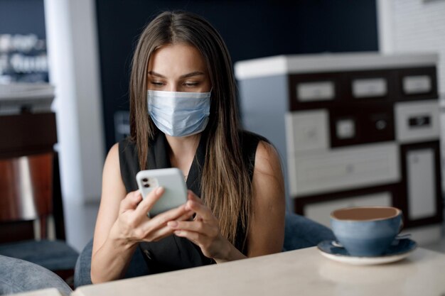 bella donna in caffè con maschera