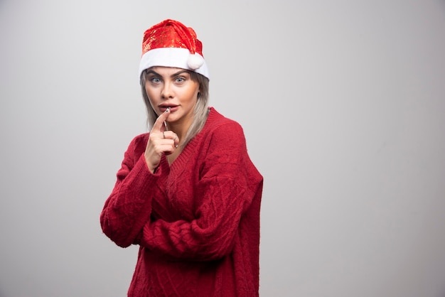 Bella donna in cappello della Santa che guarda l'obbiettivo.