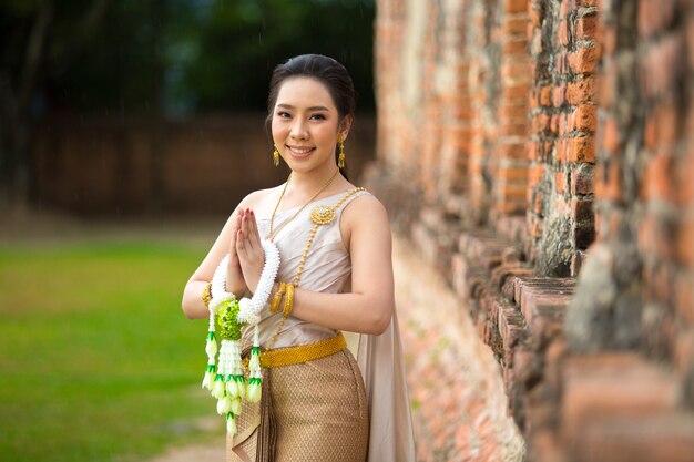 Bella donna in costume tradizionale tailandese antico, ritratto presso l'antico tempio di Ayutthaya