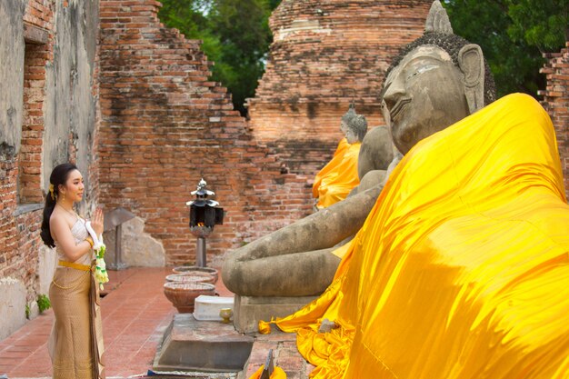 Bella donna in costume tradizionale tailandese antico, ritratto presso l'antico tempio di Ayutthaya