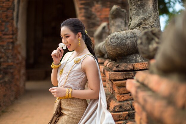 Bella donna in costume tradizionale tailandese antico, ritratto presso l'antico tempio di Ayutthaya