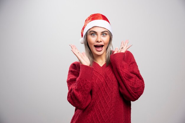 Bella donna in maglione rosso sorpresa per il suo presente.