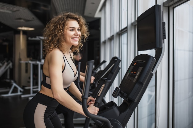 Bella donna in palestra, facendo esercizio