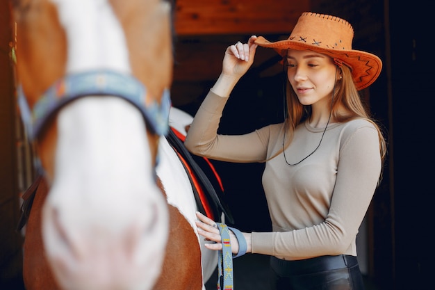 Bella donna in piedi con un cavallo