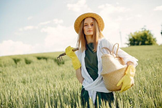 Bella donna in un campo estivo