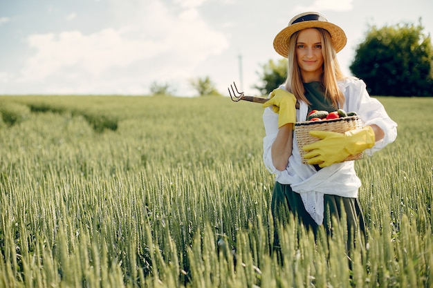 Bella donna in un campo estivo