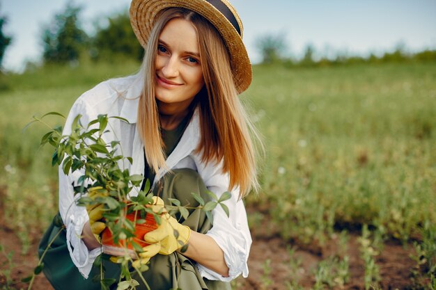 Bella donna in un campo estivo