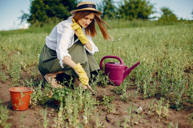 Bella donna in un campo estivo