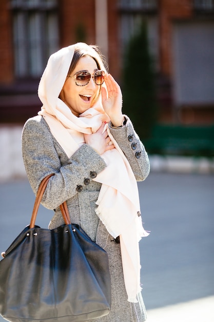 Bella donna in un cappotto in posa sulla strada