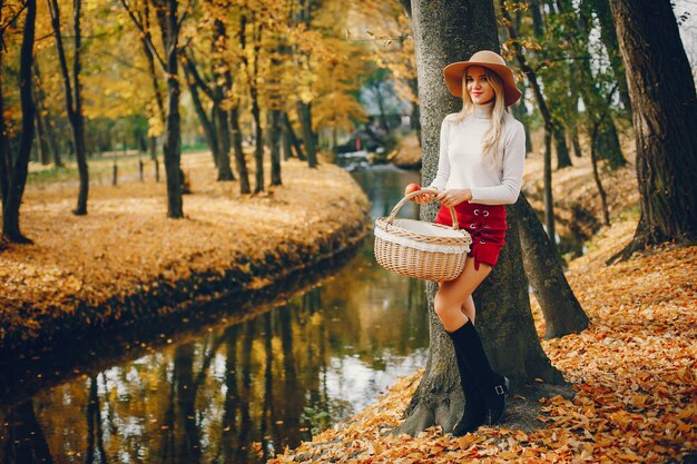 Bella donna in un parco in autunno