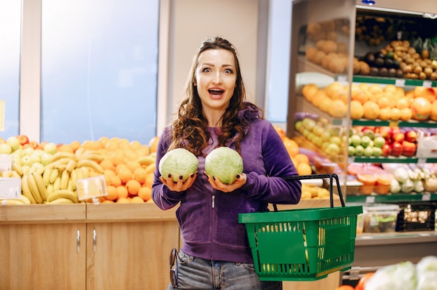 Bella donna in un supermercato