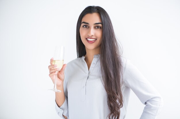 Bella donna indiana dai capelli lunghi con bicchiere di vino