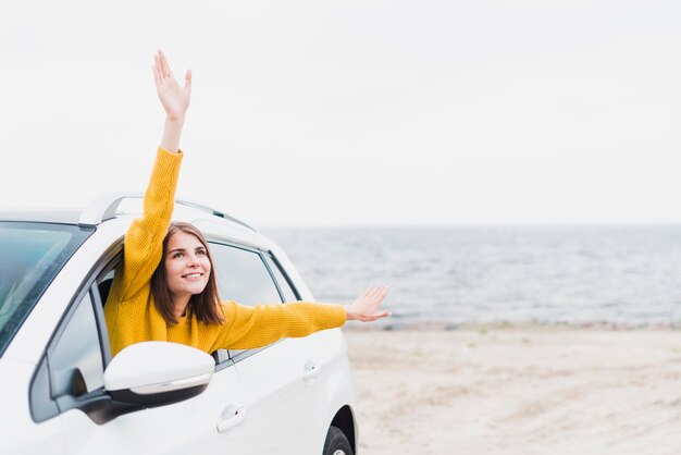 Bella donna itinerante che si diverte