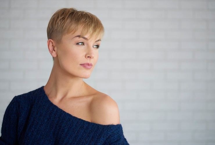 Foto gratuito bella donna matura che guarda lo spazio della copia