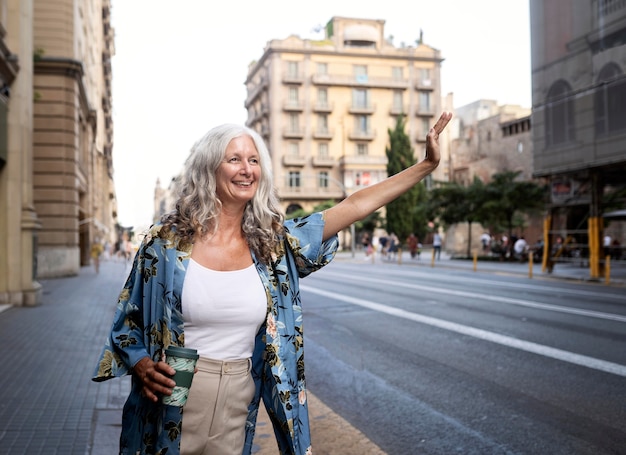 Bella donna matura che trascorre del tempo in giro per la città