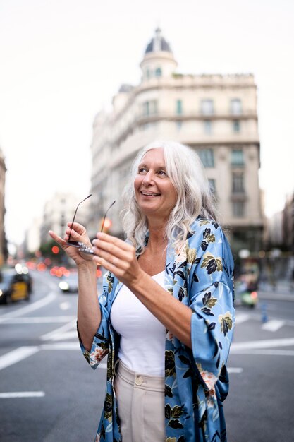 Bella donna matura che trascorre del tempo in giro per la città