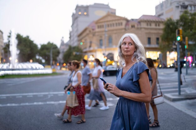 Bella donna matura che trascorre del tempo in giro per la città