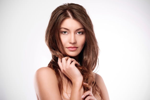 Bella donna naturale con capelli incredibili