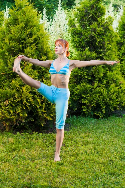 Bella donna praticare fitness o yoga