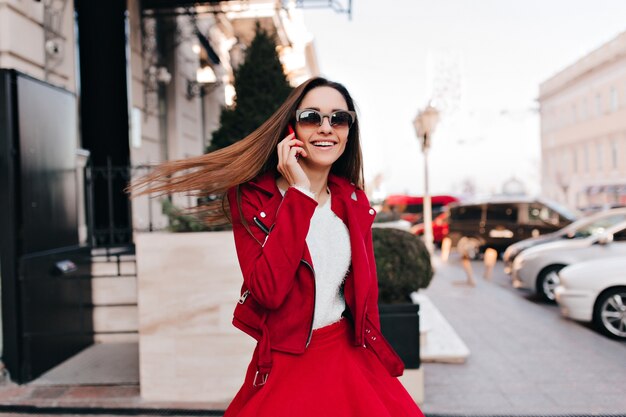 Bella donna romantica in posa con i capelli che ondeggiano mentre si cammina all'aperto