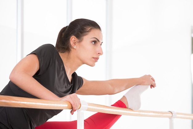 Bella donna sportiva in palestra