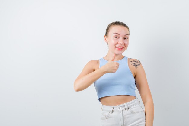 bella donna sta mostrando che tutto è buono su sfondo bianco