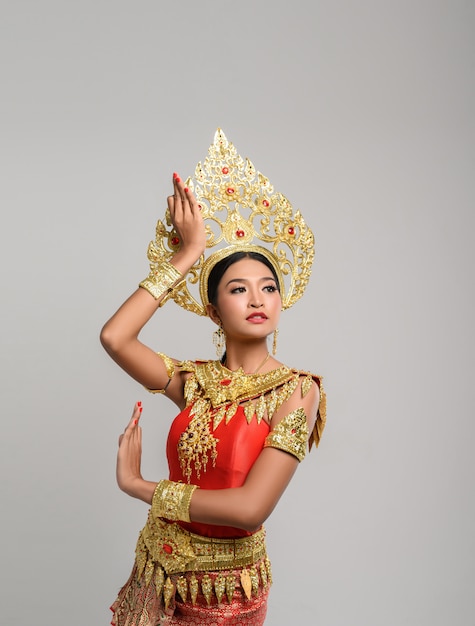 Bella donna tailandese che porta vestito tailandese e ballo tailandese