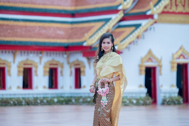 Bella donna tailandese in costume tradizionale in Phra That Choeng Chum Tailandia tempio