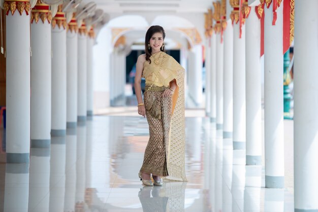 Bella donna tailandese in costume tradizionale vestito al tempio della Thailandia