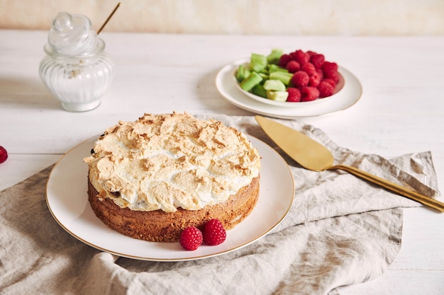 Bella e deliziosa torta di lamponi e rabarbaro con ingredienti su un tavolo