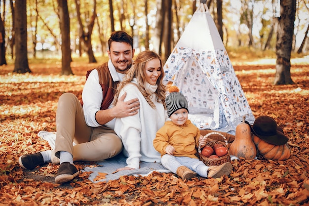 Bella ed elegante famiglia in un parco