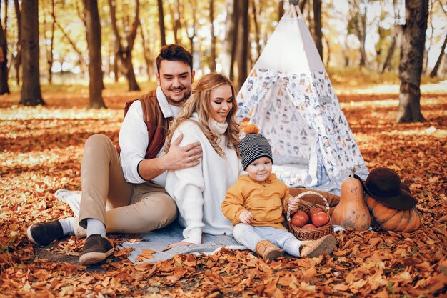 Bella ed elegante famiglia in un parco