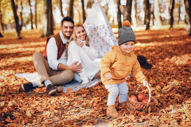 Bella ed elegante famiglia in un parco