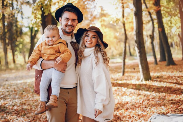 Bella ed elegante famiglia in un parco