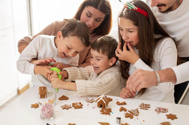 Bella famiglia che festeggia il natale insieme