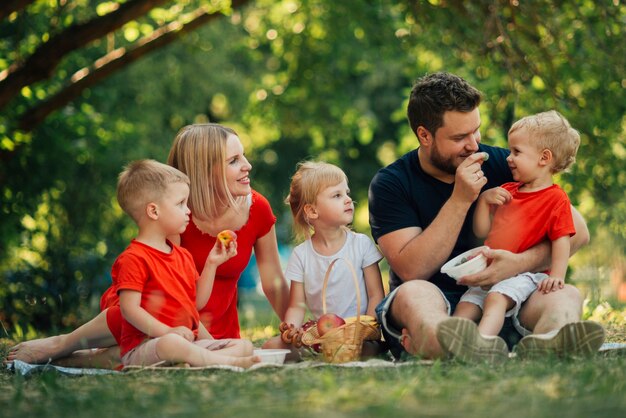 Bella famiglia che gioca nel parco